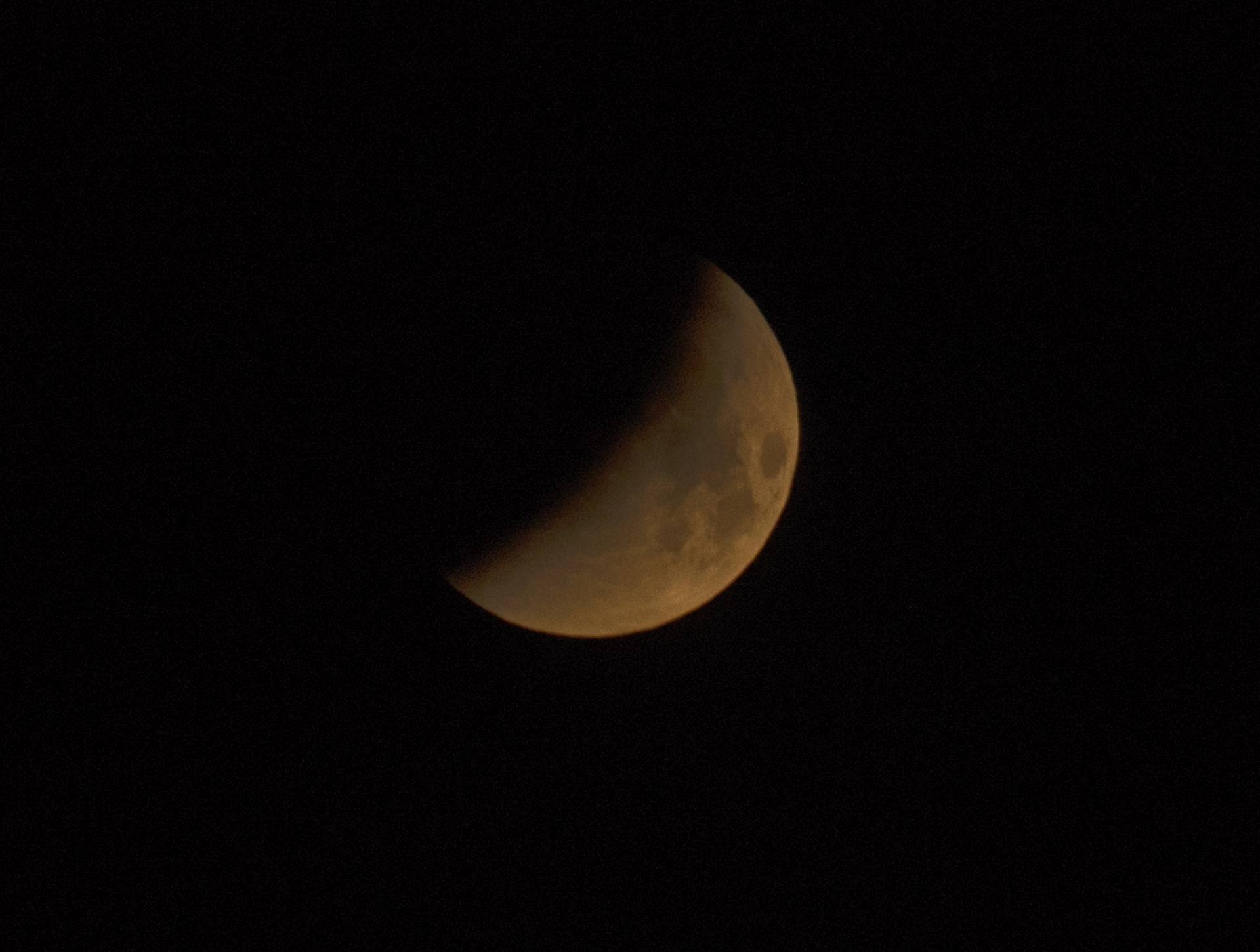 L''eclissi di luna a Ostia